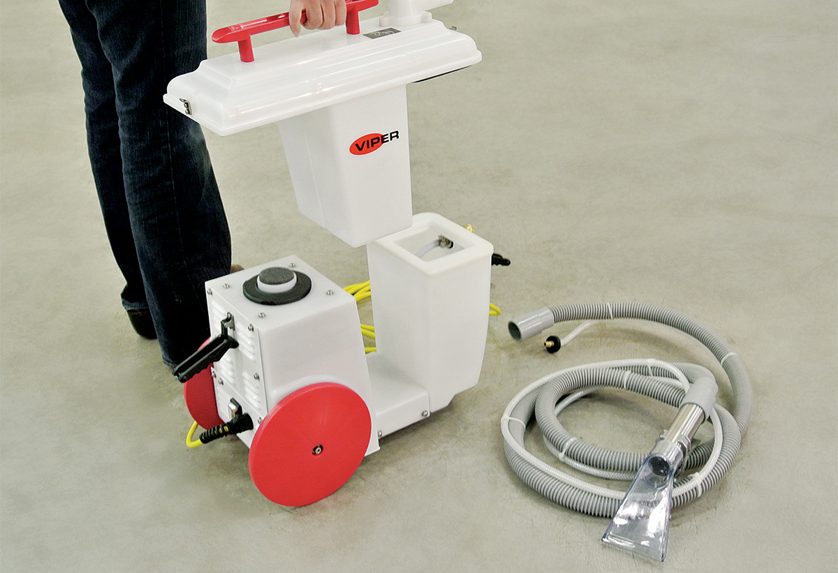 Εδώ απεικονίζεται ο χρήστης να αφαιρεί το δοχείο νερού.